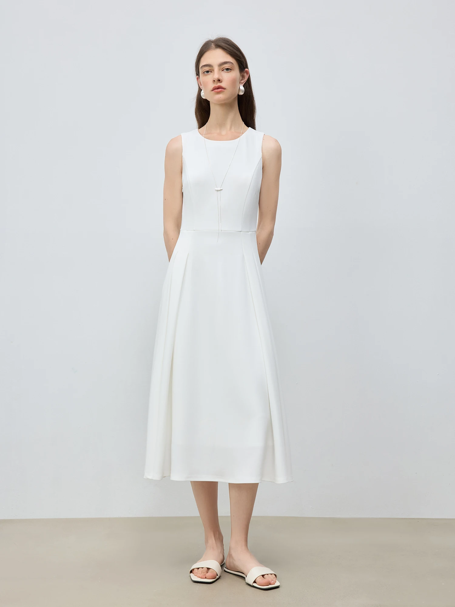 ZIQIAO 2025 ฤดูร้อนผู้หญิงชุดเดรสแขนกุดที่ได้แรงบันดาลใจจากฝรั่งเศส - การกําหนดเอวและสง่างาม Silhouette ชุดลําลอง 25ZQ92090