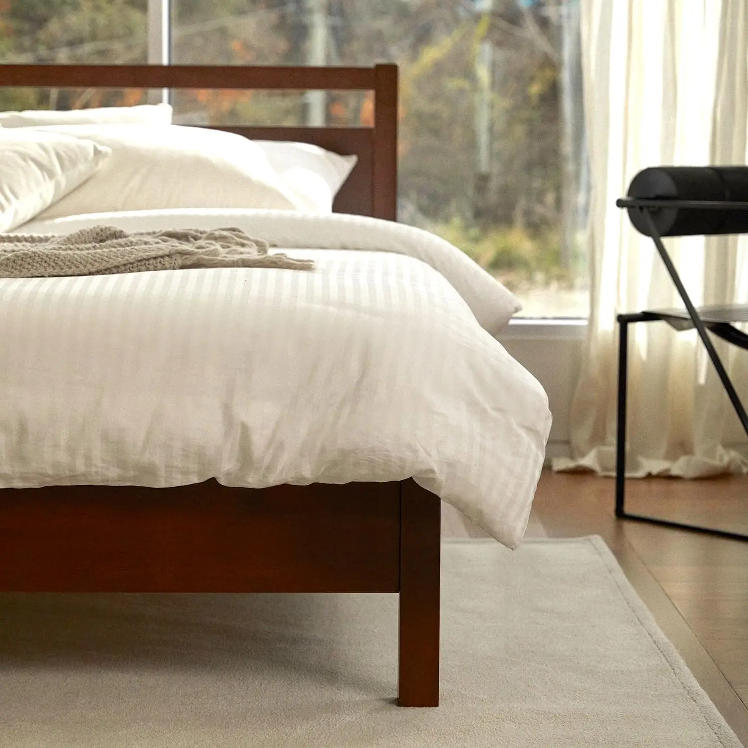 

Каркас кровати на деревянной платформе с изголовьем. Необработанный бесшумный ящик для хранения под кроватью. Не требуется коробка. Простая сборка. Орех США. St.