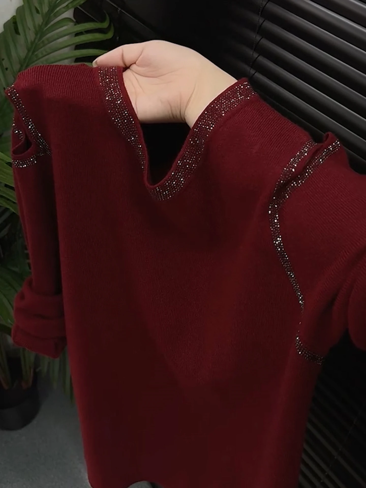 

Удобный вязаный свитер с длинными рукавами для женщин, простой, но роскошный, базовый, для повседневной носки, в корейском стиле, стандартный крой, средней мягкости.