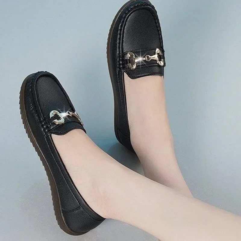 2025 أحذية نسائية مسطحة على الموضة بإبزيم معدني ديكور مريح ومتعدد الاستخدامات