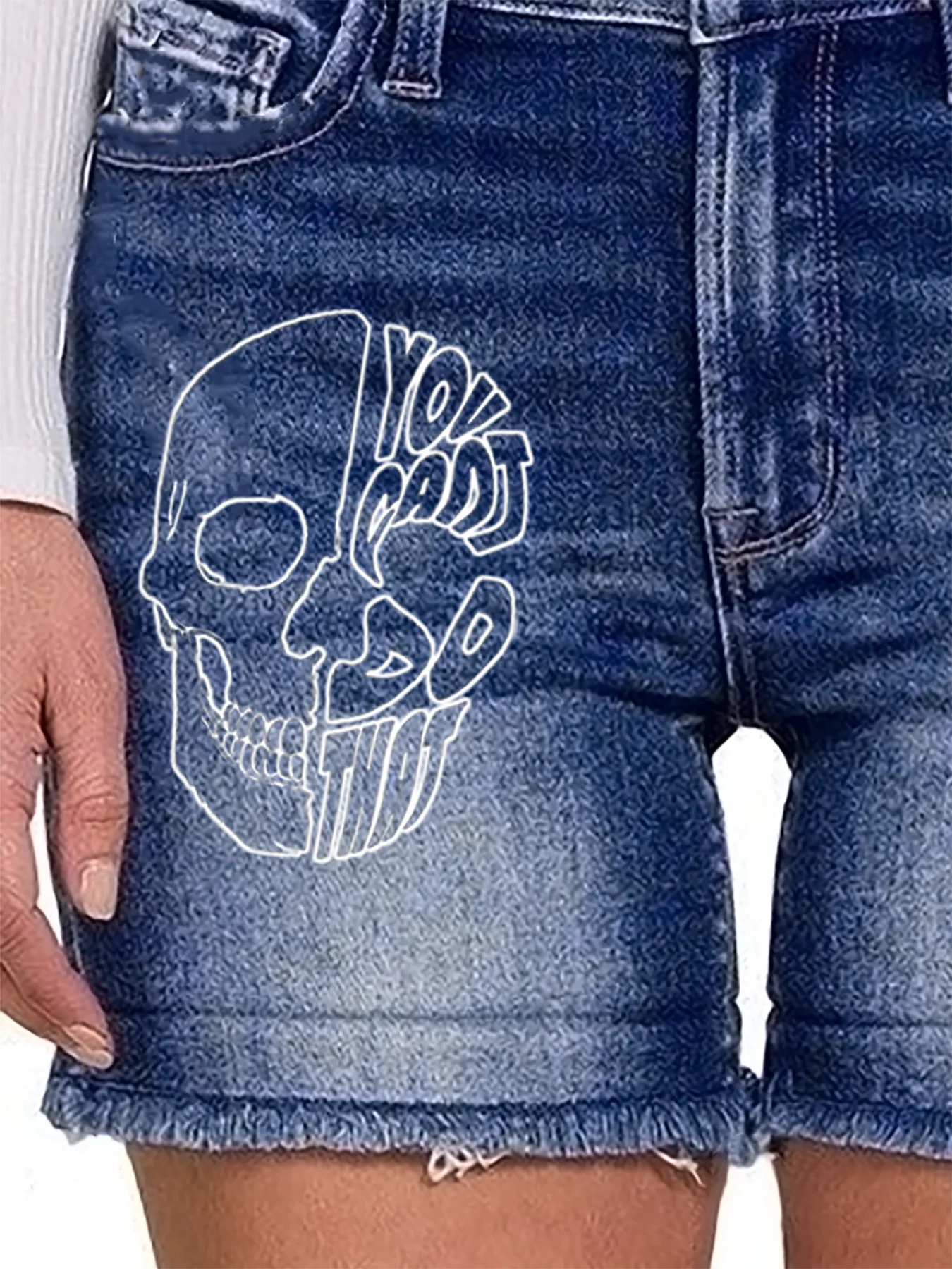 Damesjeans met gescheurde ruwe rand en schedelprint, punkstijl, zelfkrullende, gewassen denim shorts