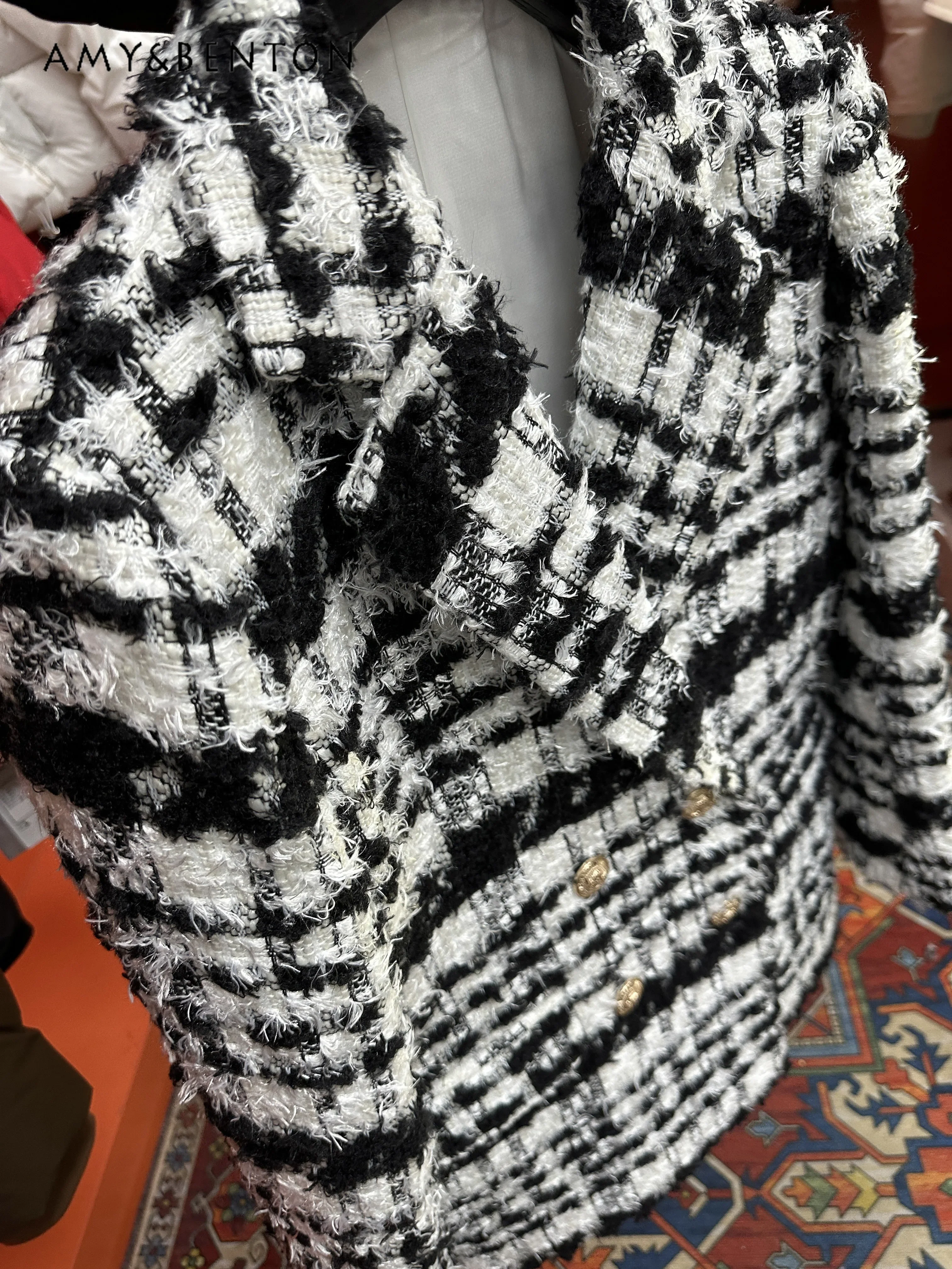 Cappotto di lana sottile allentato doppiopetto in bianco e nero stile pendolare Giacca da donna con nappe da socialite francese