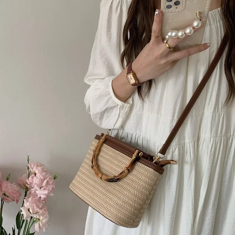 Women Straw Crossbody Bags Fashion Handwoven Bamboo Handle Bucket Bags Female Handbags Summer Shoulder Bags Holiday Beach Bags