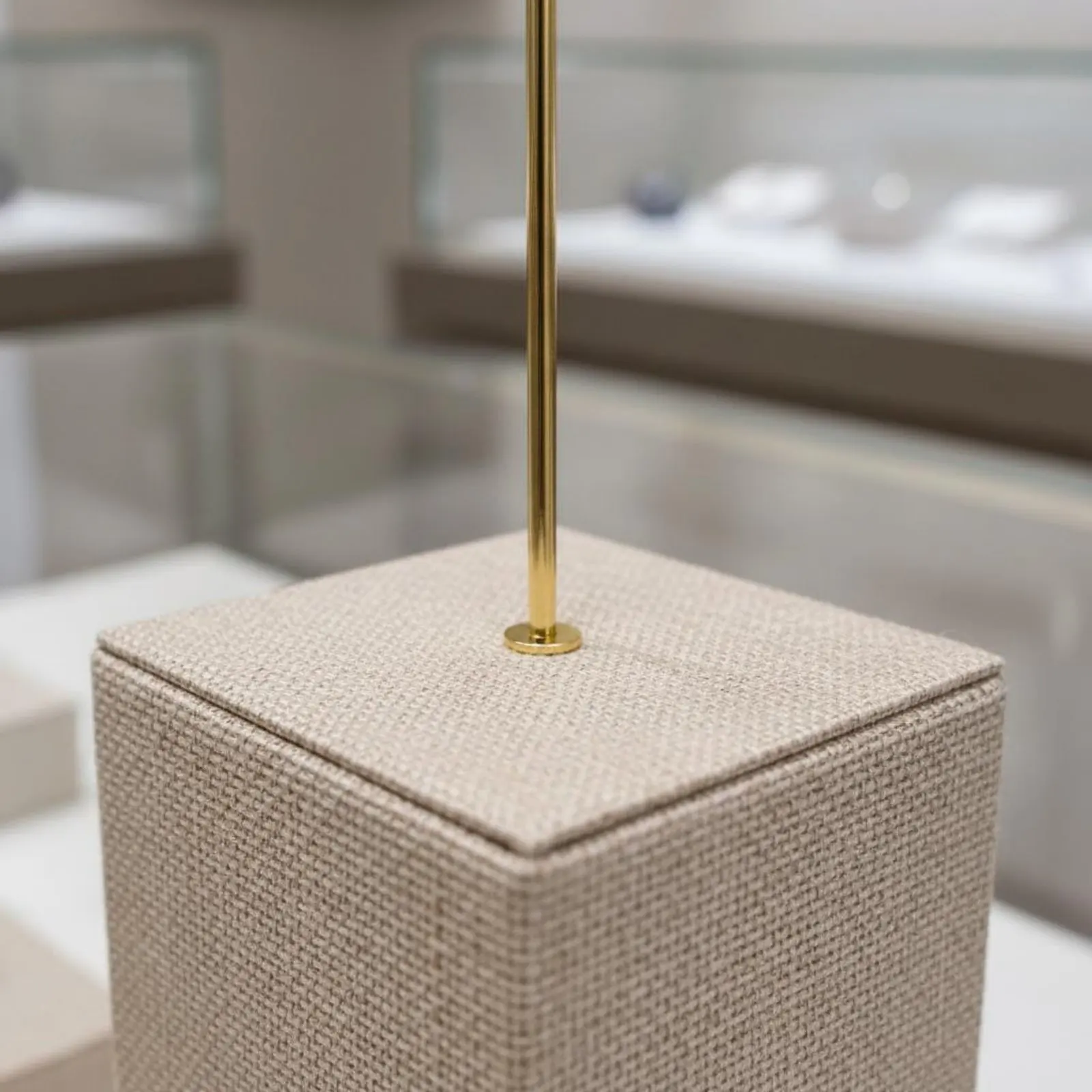 Jewelry Display Stand Neat Presentation Watch Display Holder Countertop Jewelry Stand Space-Saving Retail Fixture Fixture Stable