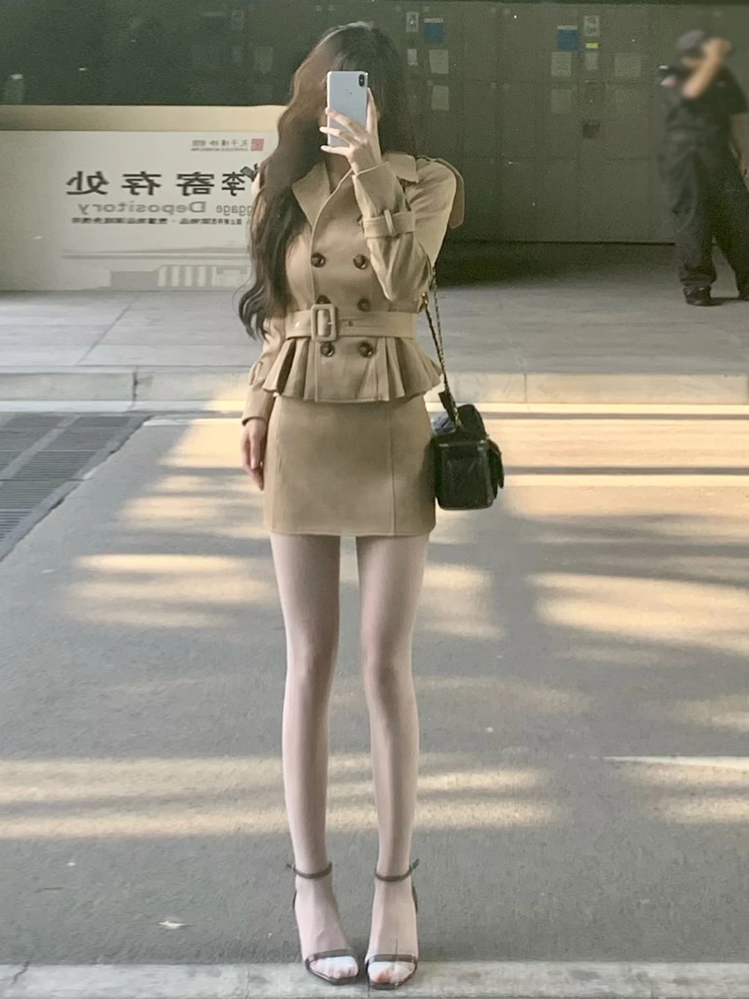 

Retro Kaki Color Windbreaker Short Skirt Two-Piece Set Elegant Autumn Fashion Ensemble for Young Women High Waist Fit Style