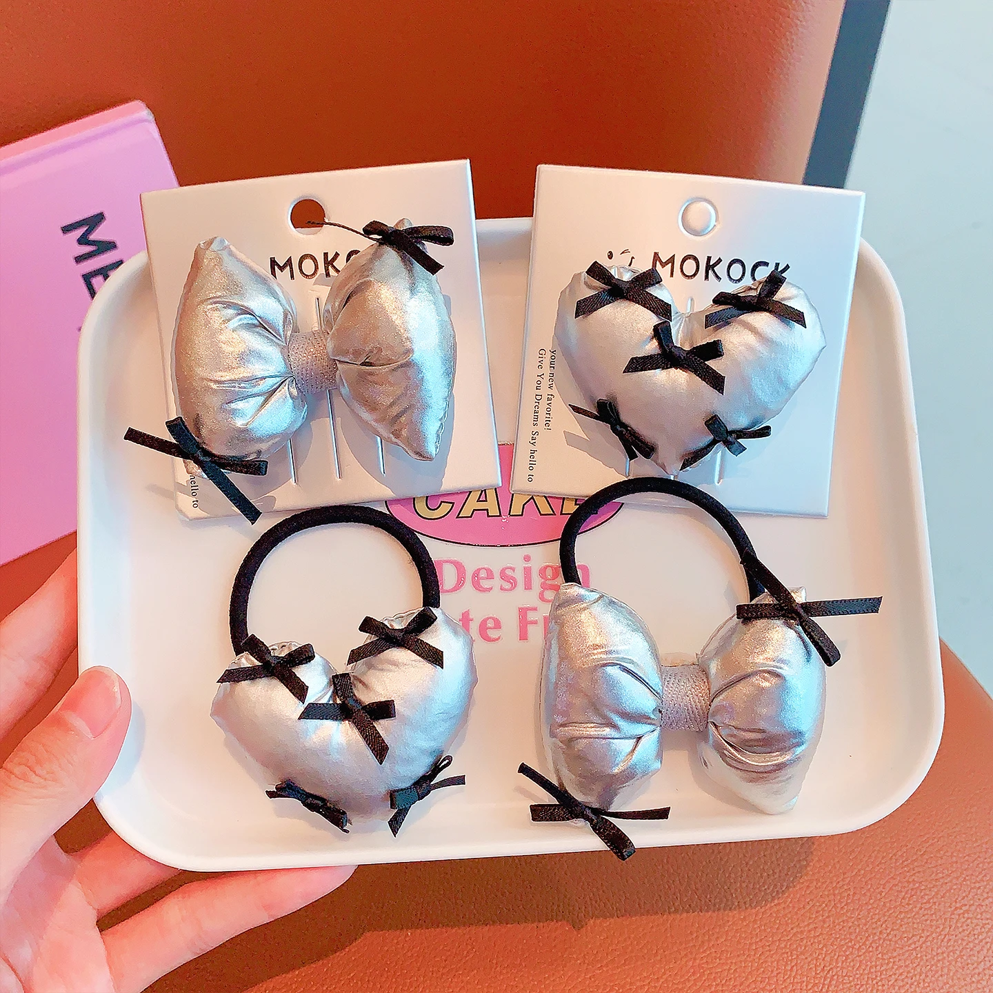 Niedliche Haarschmuck-Accessoires aus kariertem Stoff mit gepolsterter Herzschleife, passende Haarspangen & elastische Haargummis für Mädchen und Frauen. – Detail 8