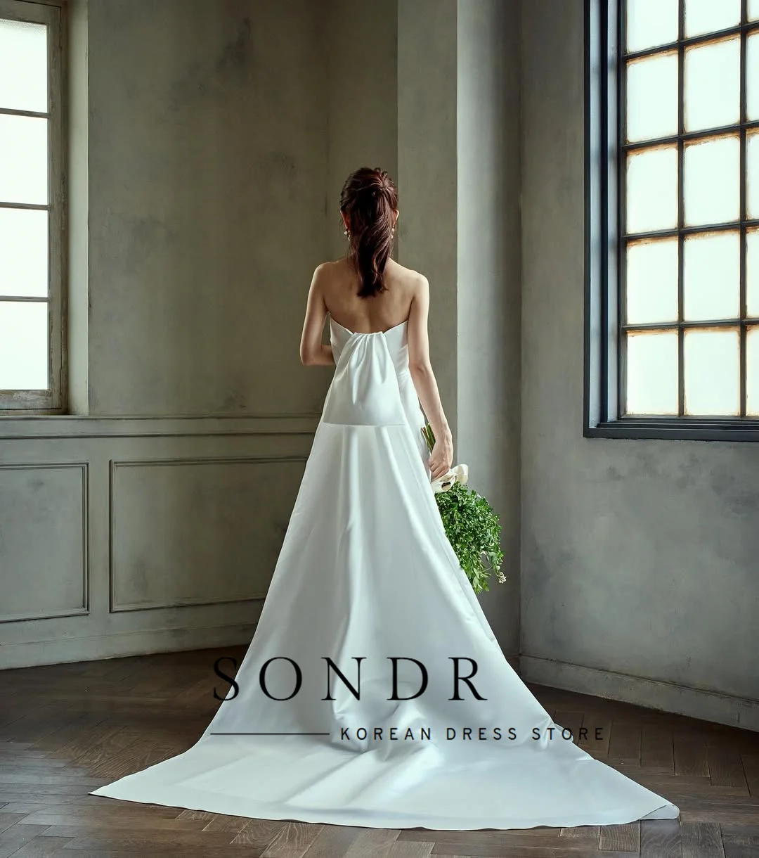 Sondr Vestidos de novia sencillos japoneses Vestido de novia de satén sin tirantes con tren Personalizado エンレ