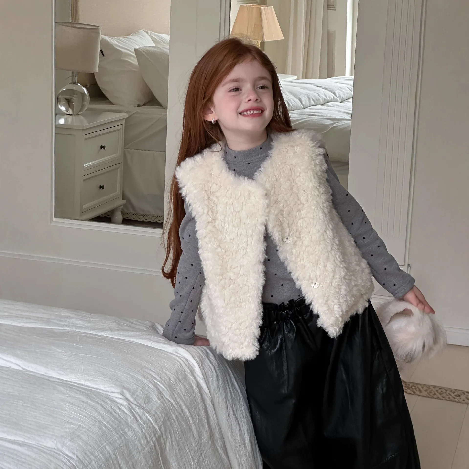 Fashion Kids Girls' Fur Vest 2026 Winter Children's Lambskin Atmosphere Vest Warm Stylish and Versatile Coat Waistcoat