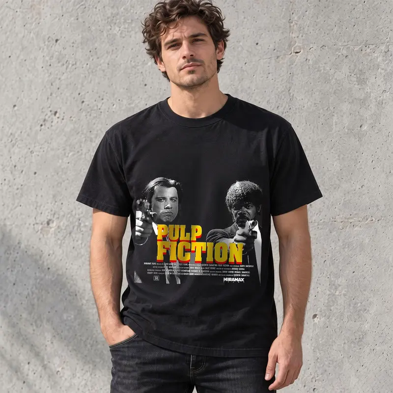 パルプ・フィクションの映画グラフィックtシャツ、90年代のレトロな映画プリントtシャツ、クエンティン・タランティーノ監督の名作映画をモチーフにしたユニセックスの半袖シャツ。