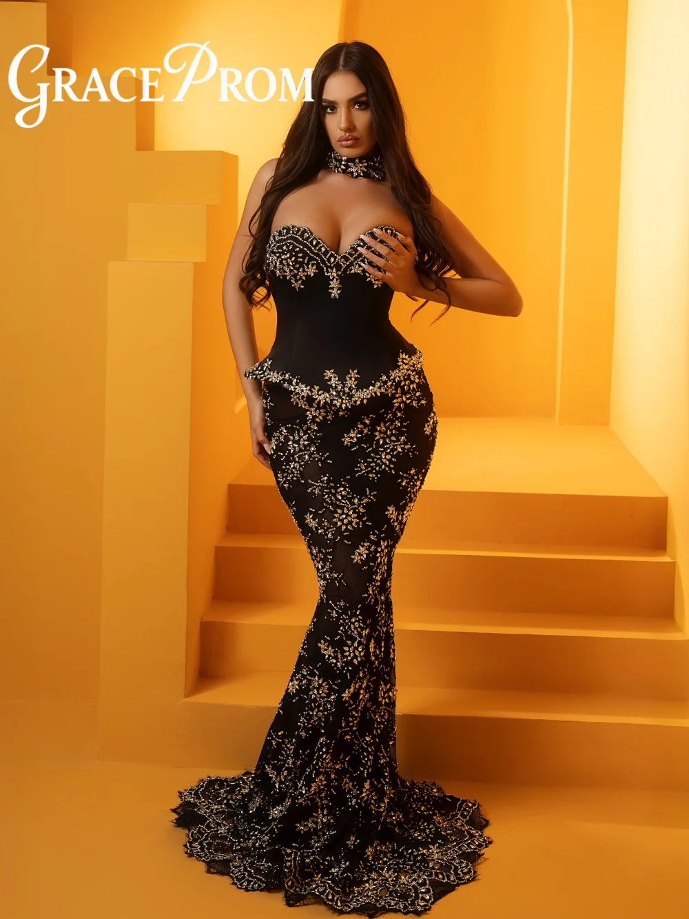 

Luxurious Strapless Evening Dress Elegant Black Gold Beaded Carpet Gown Solemn A Line Heart Neck Party Gown فساتين سهر