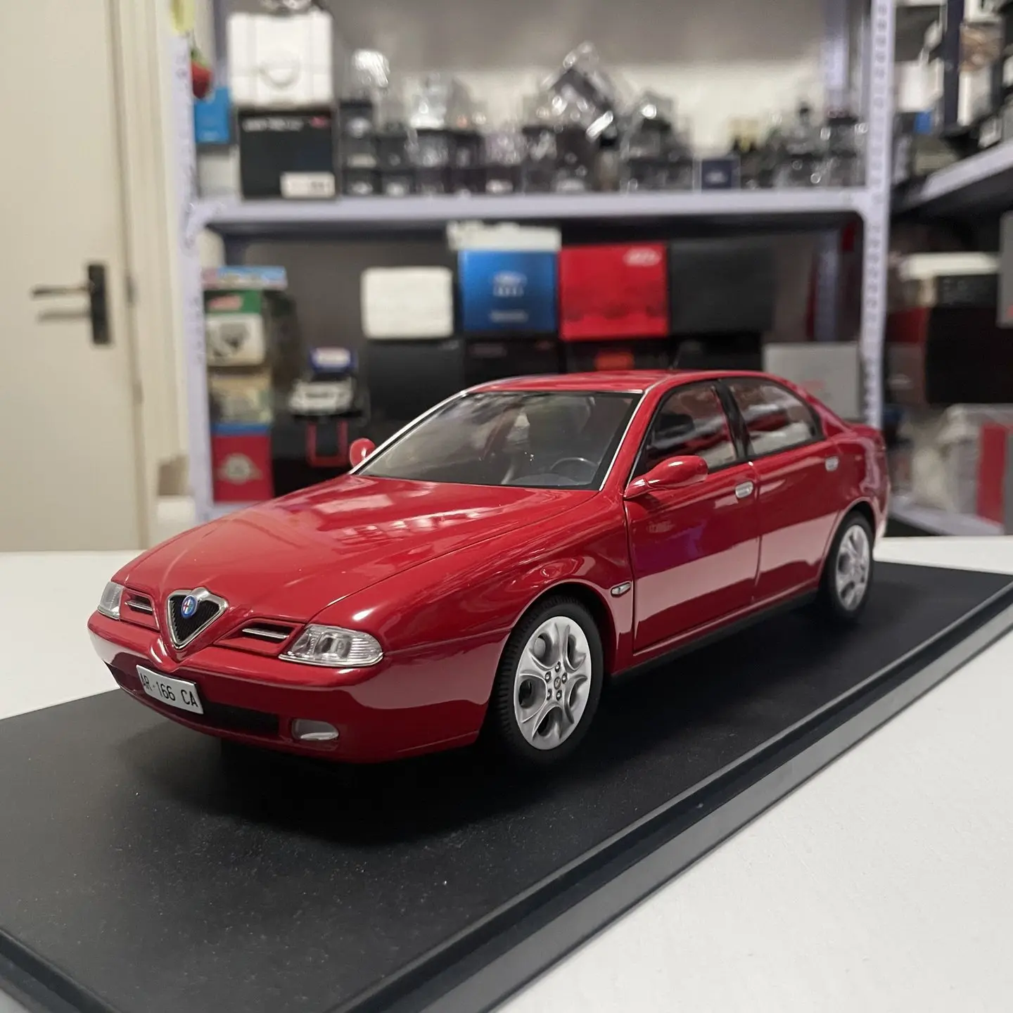 MITICA Modèle de voiture miniature en alliage moulé sous pression à l'échelle 1:18, Alfa Romeo 166 rouge 1998, Jouets de collection, Classiques, Nostalgie, Cadeaux pour adultes, Souvenir, Affichage statique