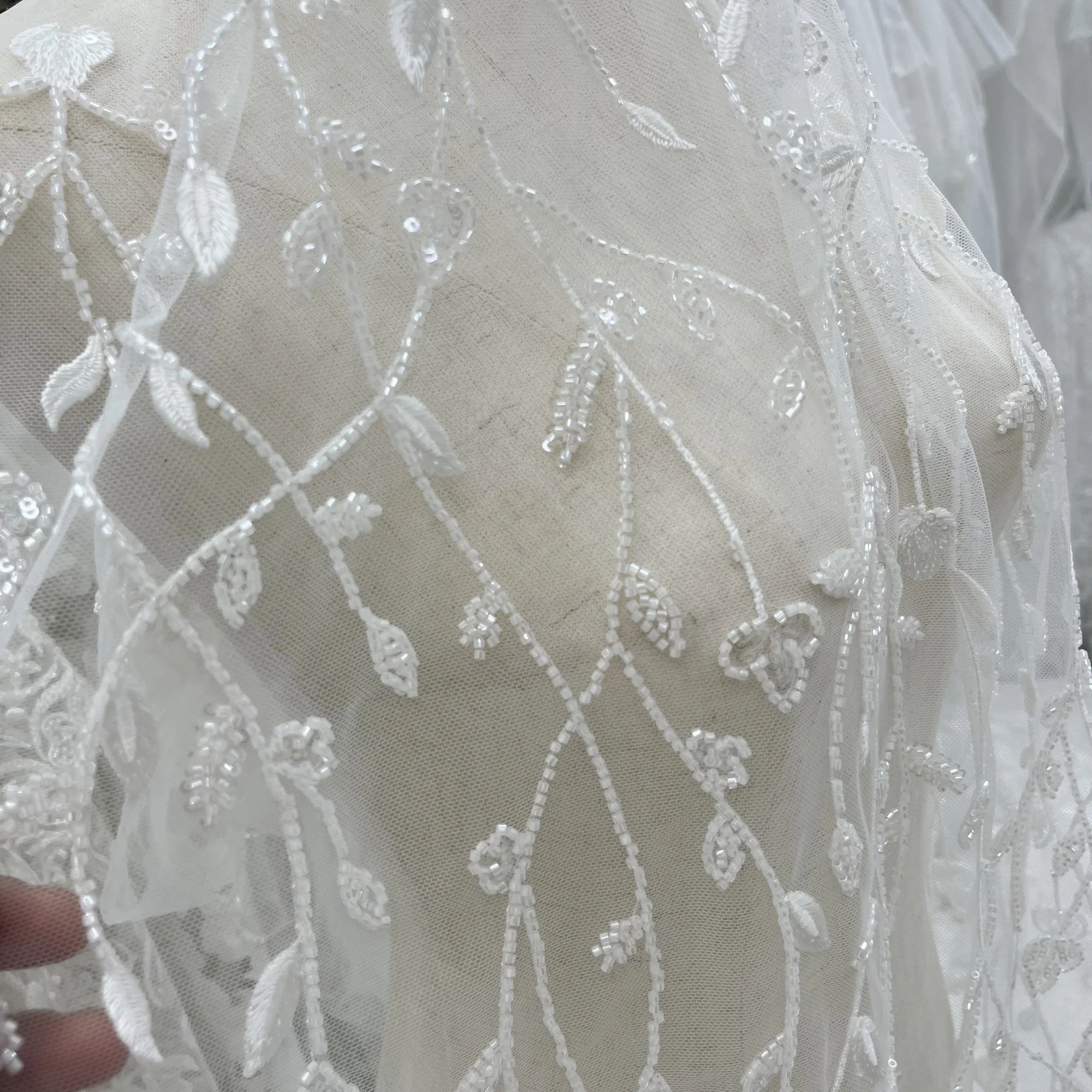 Zarte Linien Pailletten Perlen Spitze Stickerei hochwertige Hochzeits kleid Design Stoffe