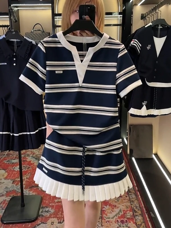 

Fashionable Loose Women's Summer Outfit V-Neck Short Sleeve T-Shirt And Pleated Skirt Two-Piece Set Age-Defying Casual Wear