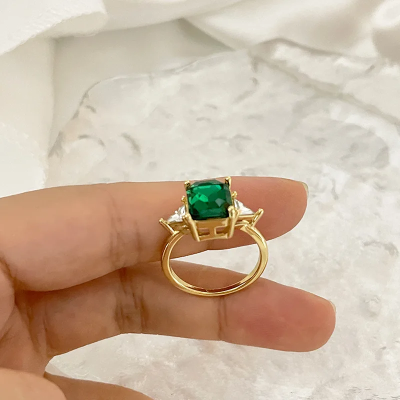 2023 New Fashion Trend Unique Design Elegant Exquisite Light Luxury Green Zircon Ring For Women Jewelry Wedding Party Gift