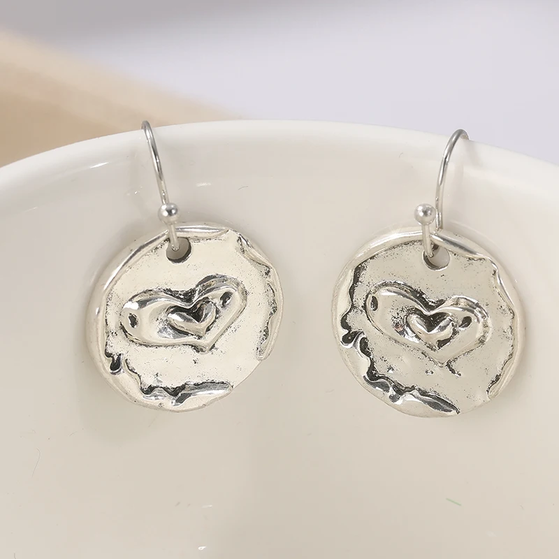 Vintage Silberfarbene Herz-Ohrhänger für Damen Metall Handgeschnitzte Kreise für Party und Alltag – Detail 3