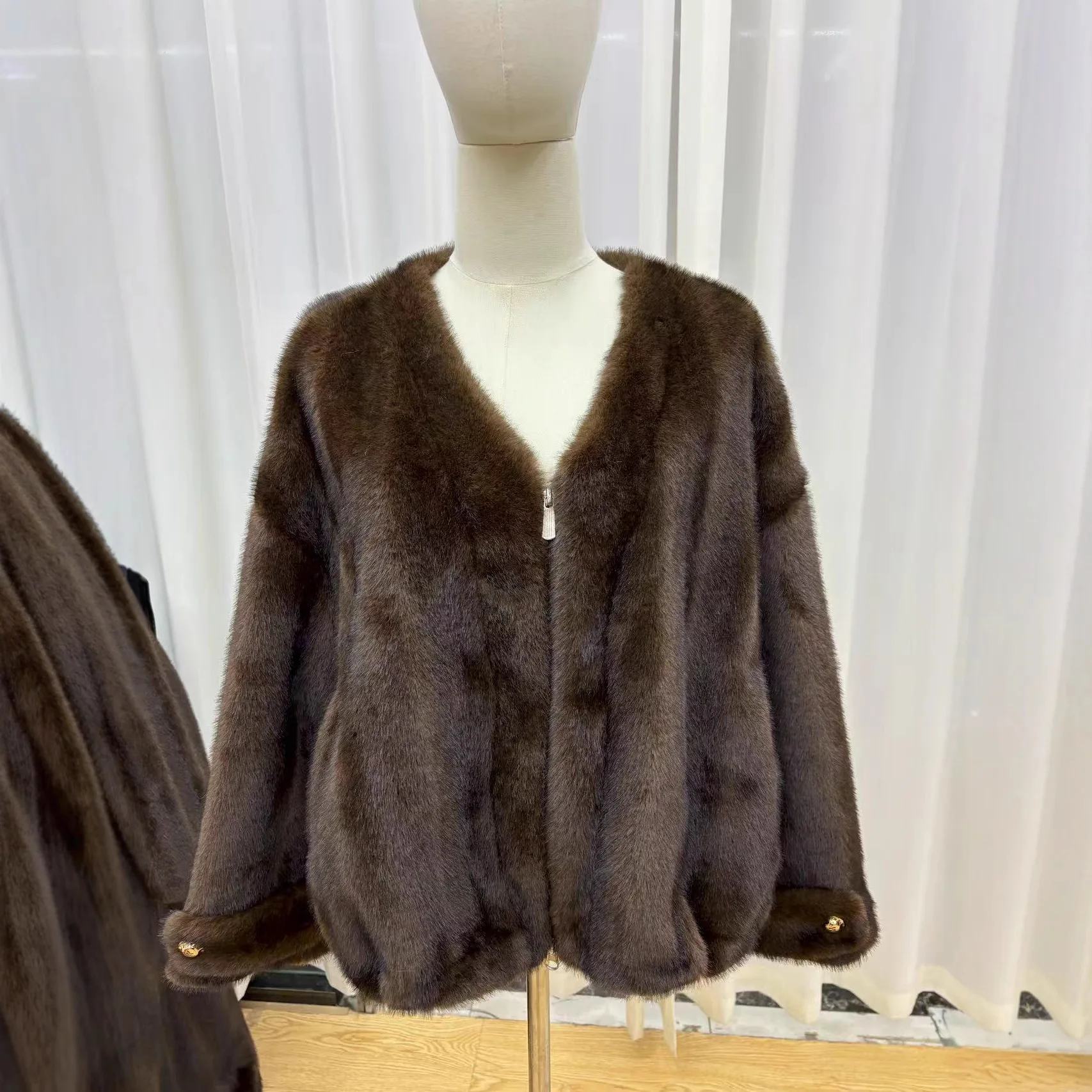 معطف فرو جديد لعام 2025 للنساء معطف من المينك الأساسي دافئ قصير من الجلد ملابس خارجية شتوية من الفرو