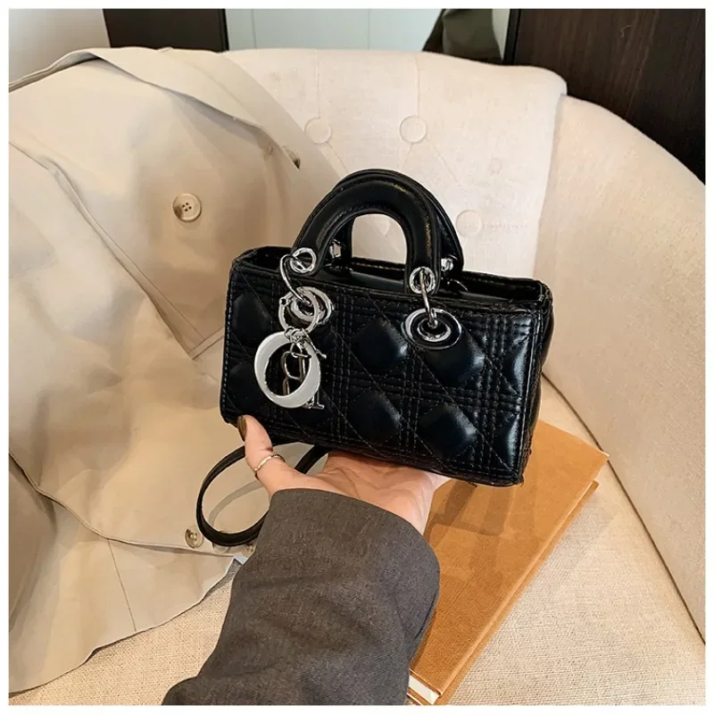 高級トラベルダッフルバッグ - 複数のコンパートメントとファッショナブルなクロスボディオプションを備えた広々とした防水トート