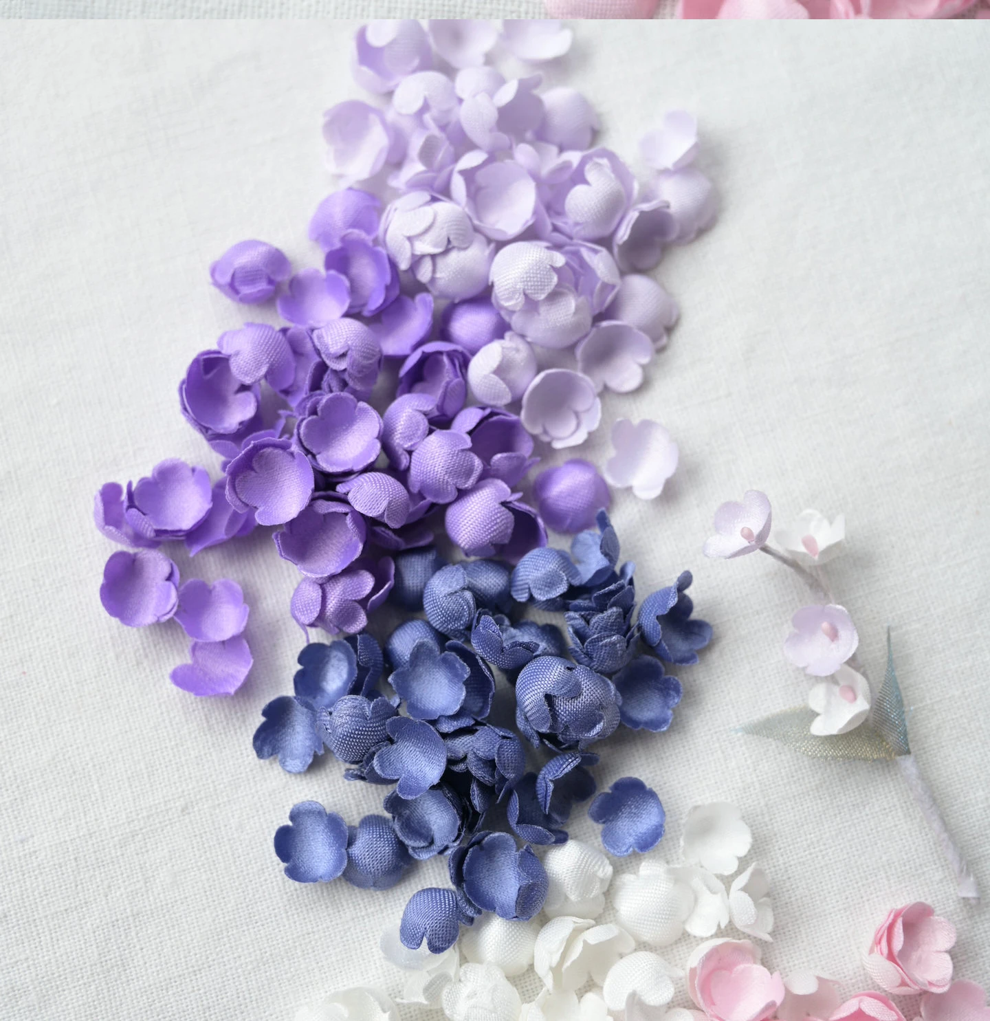 200 Stück/Packung. Satin-Plissee-Blütenblatt-Hochzeitskleid-Kopfschmuck. Puppenkleid aus heißgepresstem Formmaterial „Bell Orchid“. 3D-Stoffblütenblätter. – Detail 16