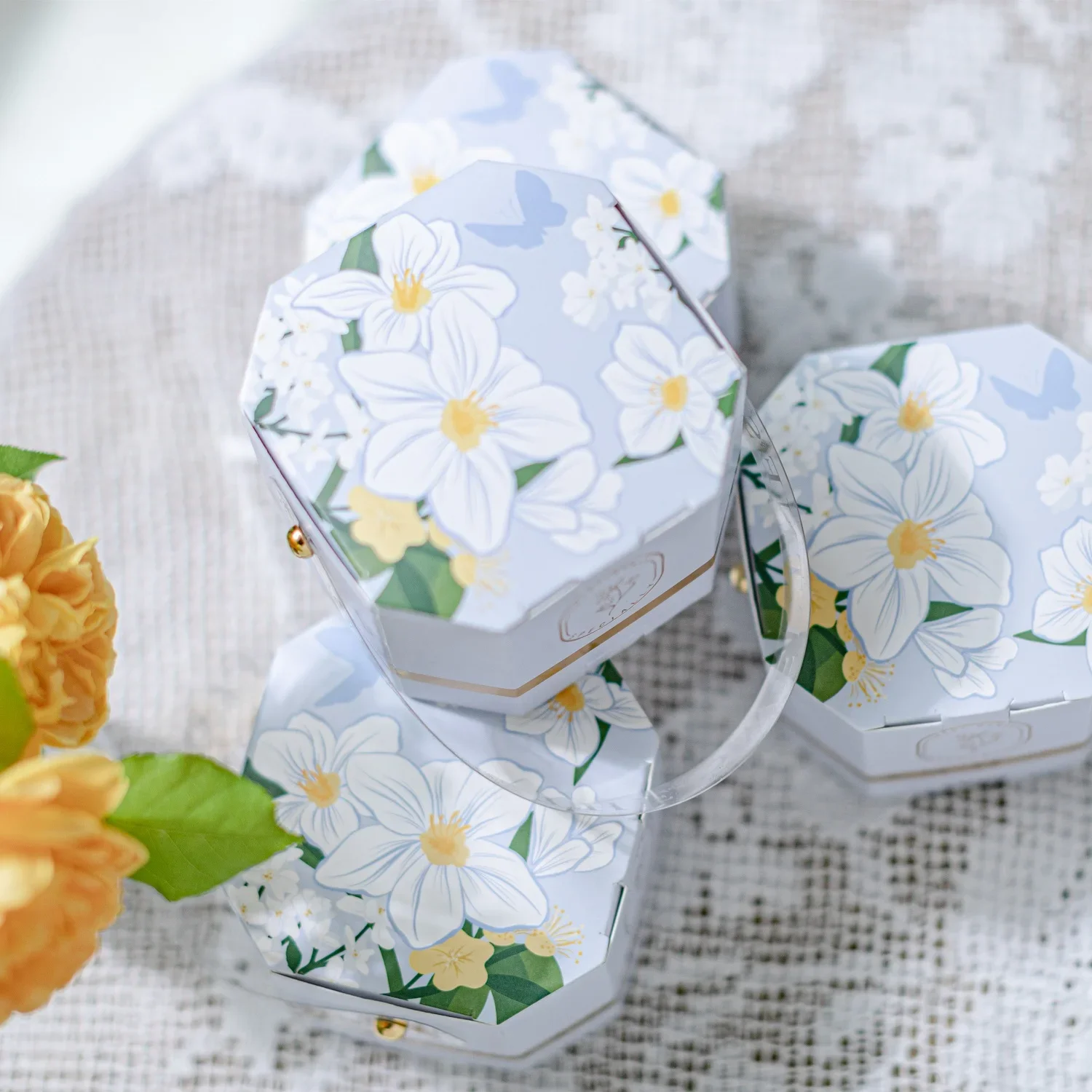 

20 Pcs/Lot Exquisite Printing Portable Candy Box Creative New Holiday Small Gift Packaging Carton Size 9*9*7CM