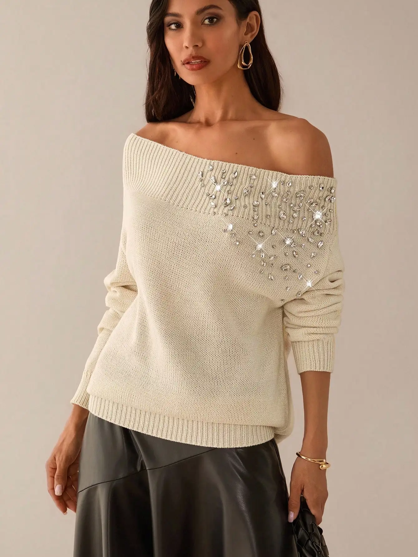 

Женский свитер с открытыми плечами, в рубчик, с декором из страз