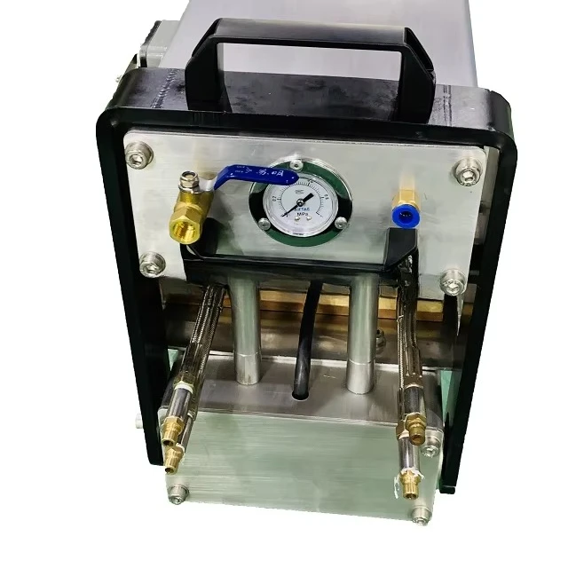 Poinçonneuse à bande transporteuse