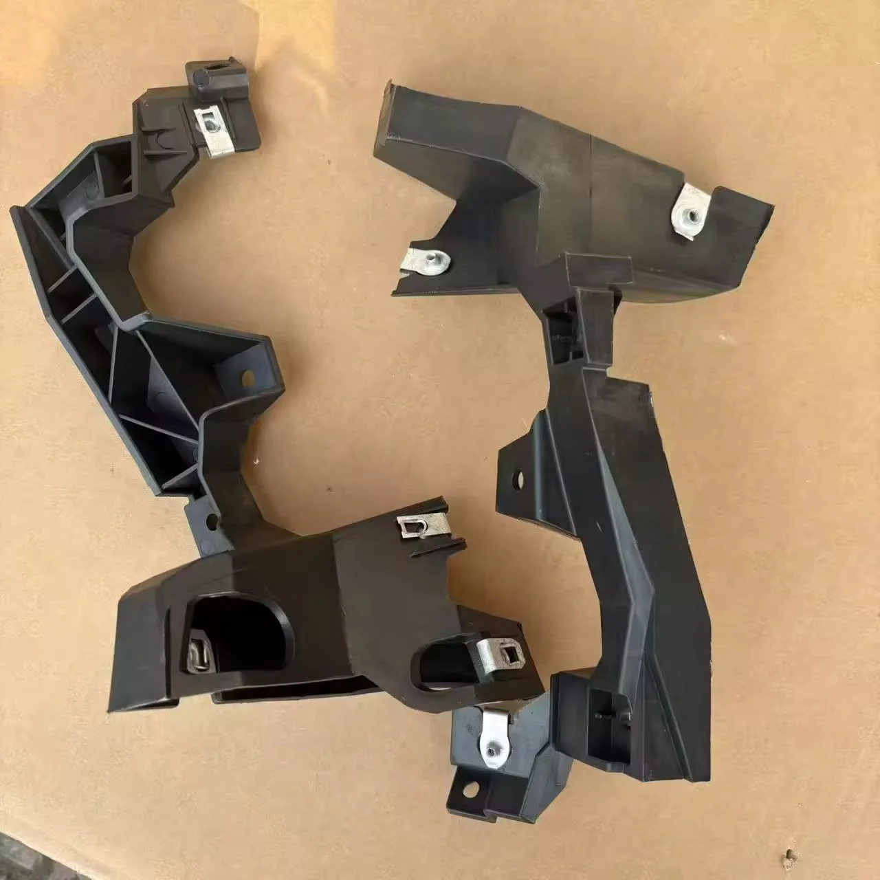 High position wheel hub eyebrow bracket on both sides