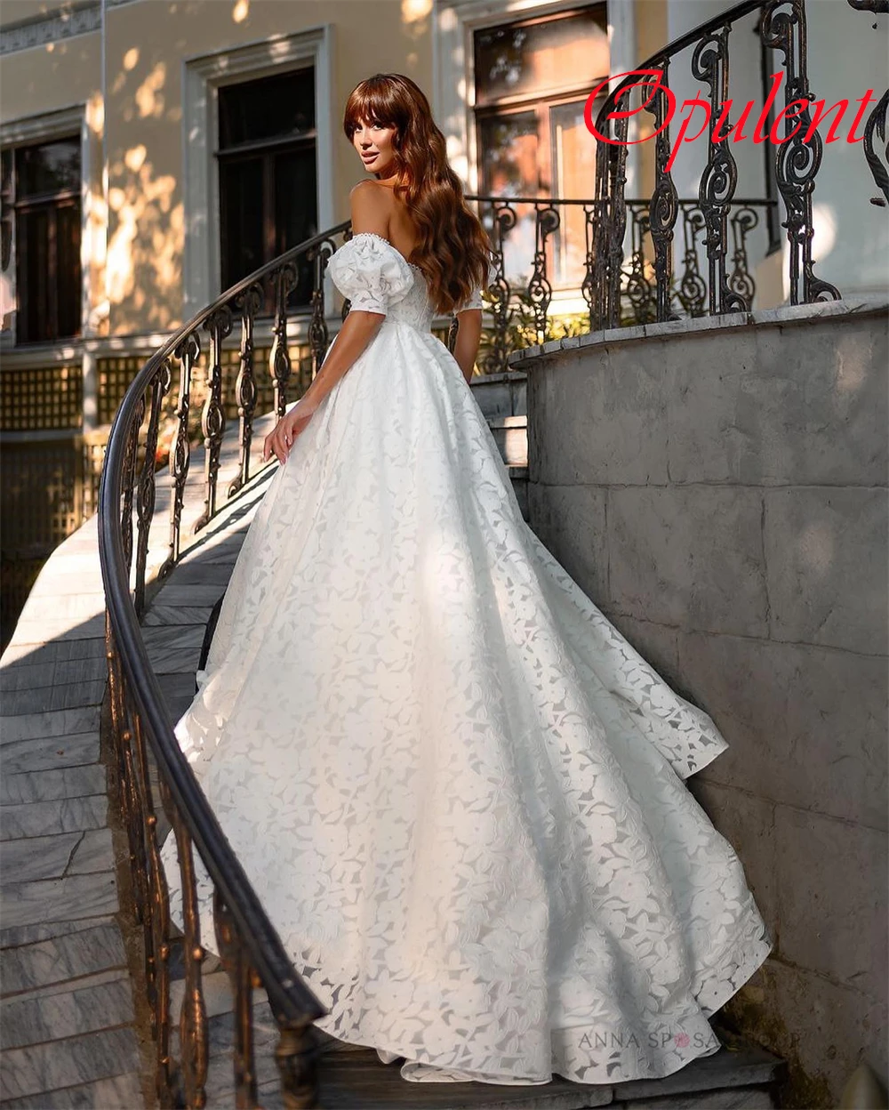 ที่กําหนดเองชุดแต่งงานลูกไม้สีขาว Elegant Strapless ปิดไหล่แขนสั้นชุดเจ้าสาว Chapel Train ชุดเปลือย