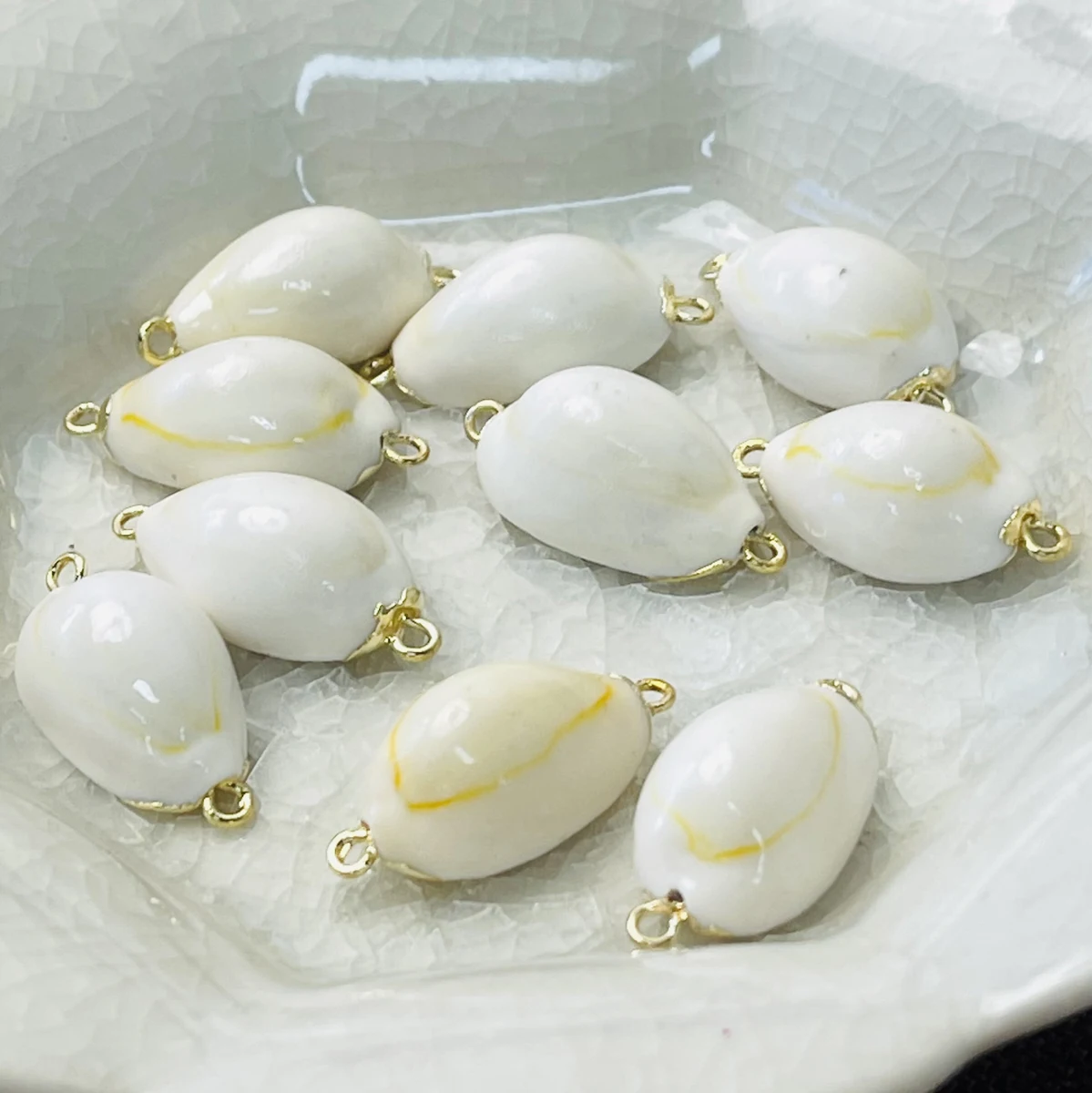 10 teile/paket Mode Natürliche Weiße Muschel Anhänger Gold Farbe Getrimmt Charms für Schmuck Machen DIY Halskette Ohrringe Zubehör