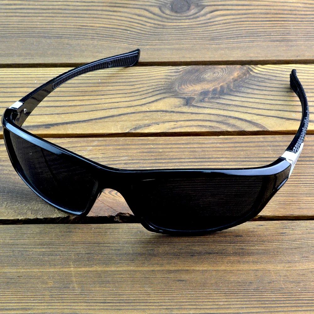 

Спортивные поляризационные солнцезащитные очки для мужчин в светлой черной оправе с серебристыми акцентами и текстурированными дужками, защита UV400, идеально подходят для активного отдыха