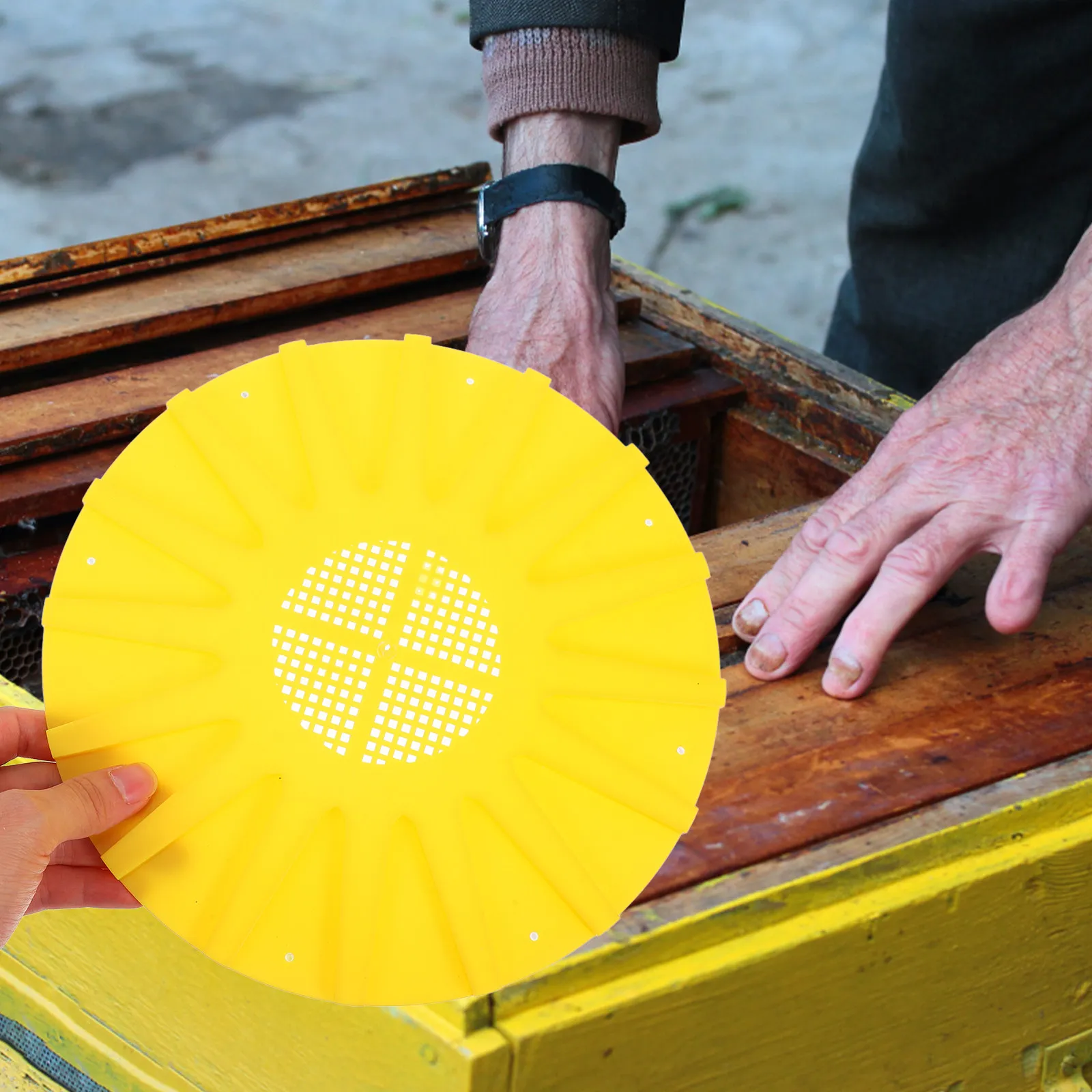 2Pcs Beekeeping Tools Export Tray Bee Circular Plastic Escape Board for Honey Bee Colony Transfer 16-Channel Hive Tool