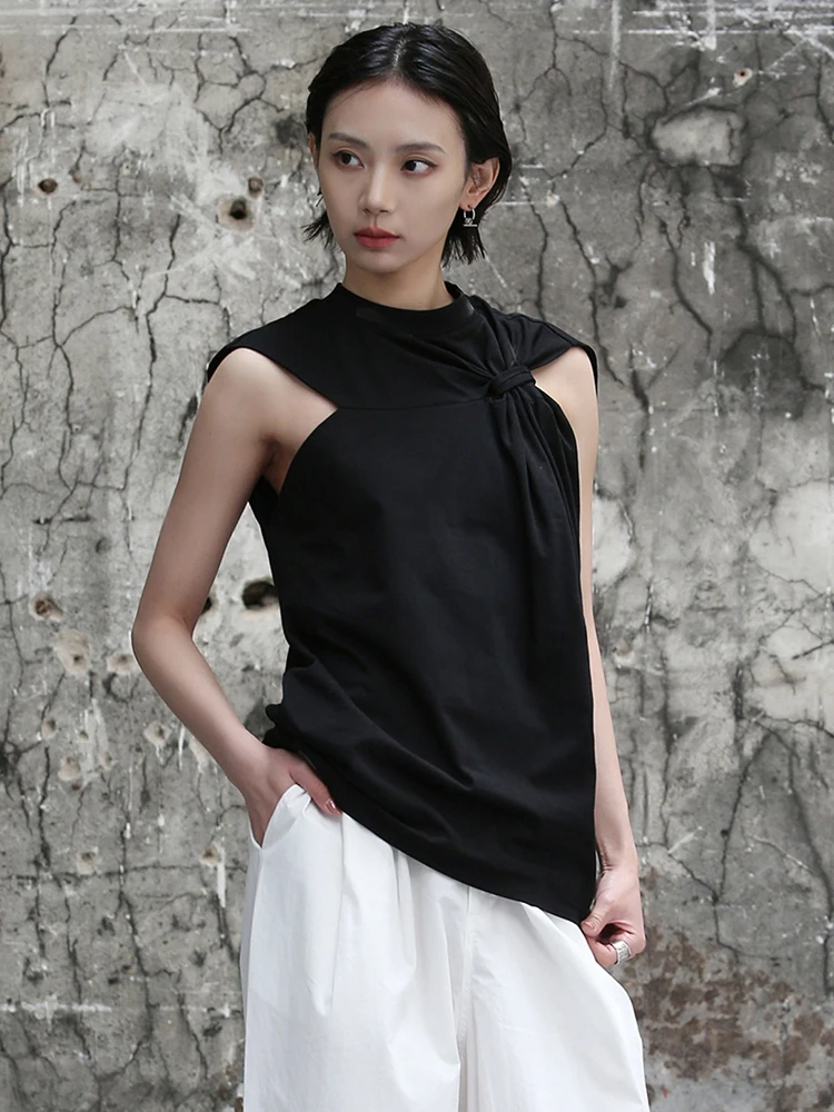 [EAM] Women Black White Brief Knot Pleated Casual T-shirt New Round Neck Sleeveless Fashion Tide Spring Summer 2024 1DF7979