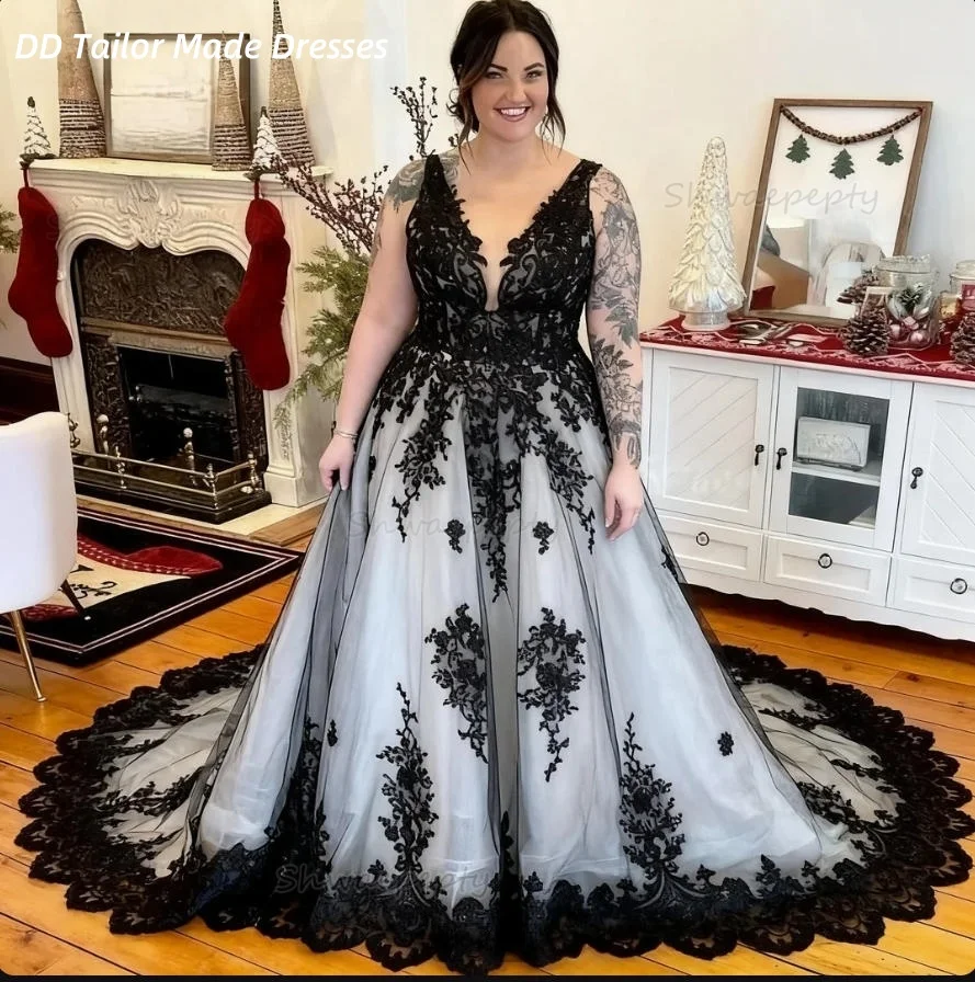 

Black And White Wedding Dress Lace Appliques V-Neck Backless A-Line Gothic Bridal Gowns Straps Sleeveless Customized