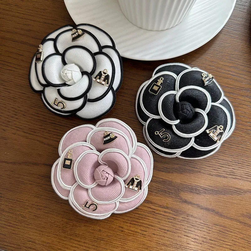 Vintage Fabric Camellia Flower Brooches for Women Korean Fashion Corsage Lapel Pins Wedding Party Badge Clothing Accessories