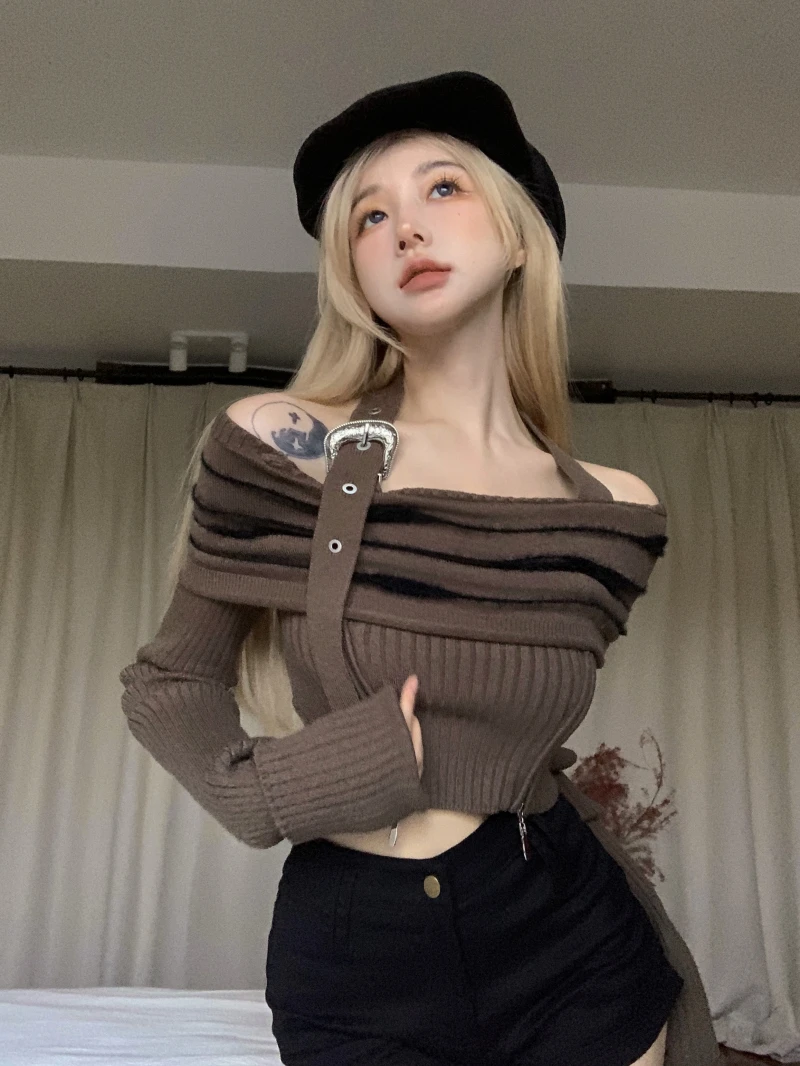 KUSAHIKI Contrast Striped One Shoulder Long Sleeved Knit Top for Women's Sprign Autumn Korean Niche Slim Fit Short Sweater