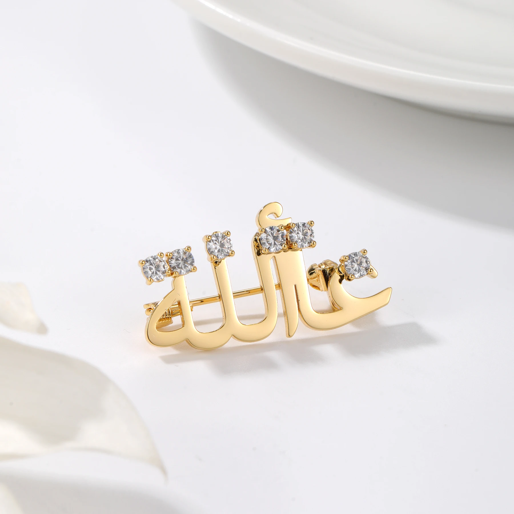 

Брошь из нержавеющей стали с арабской каллиграфией на заказ, персонализированные позолоченные ювелирные изделия 18 карат, акценты с цирконом, модные броши на Рождество