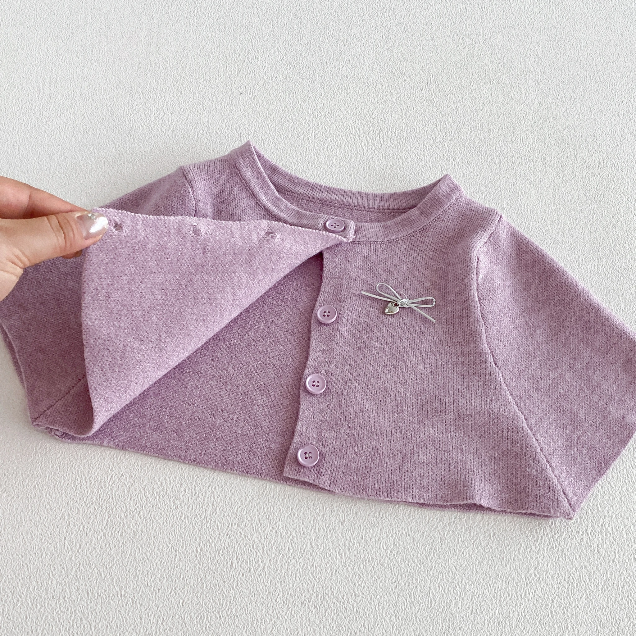 Mädchen Herbst 2026 Neue Kollektion: Cape-Pullover, Unterziehshirt, karierte Freizeithose mit Schleife - Stilvolles Dreiteiliges Set – Detail 5