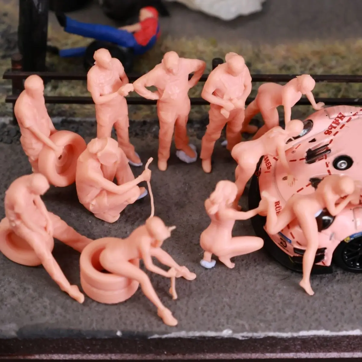 1/64 Miniature Model White Film Set 11 Car Mechanics 5 Car Wash Ladies,Pirate Model,Swimsuit Model.No Car Included - Image 3