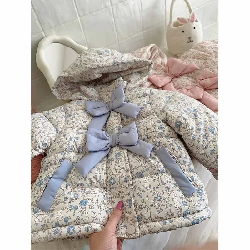 Jaqueta acolchoada espessada para meninas, roupa de neve fria para crianças, inverno, roupas de algodão de veludo, casaco quente com capuz para bebê, casaco com laço floral