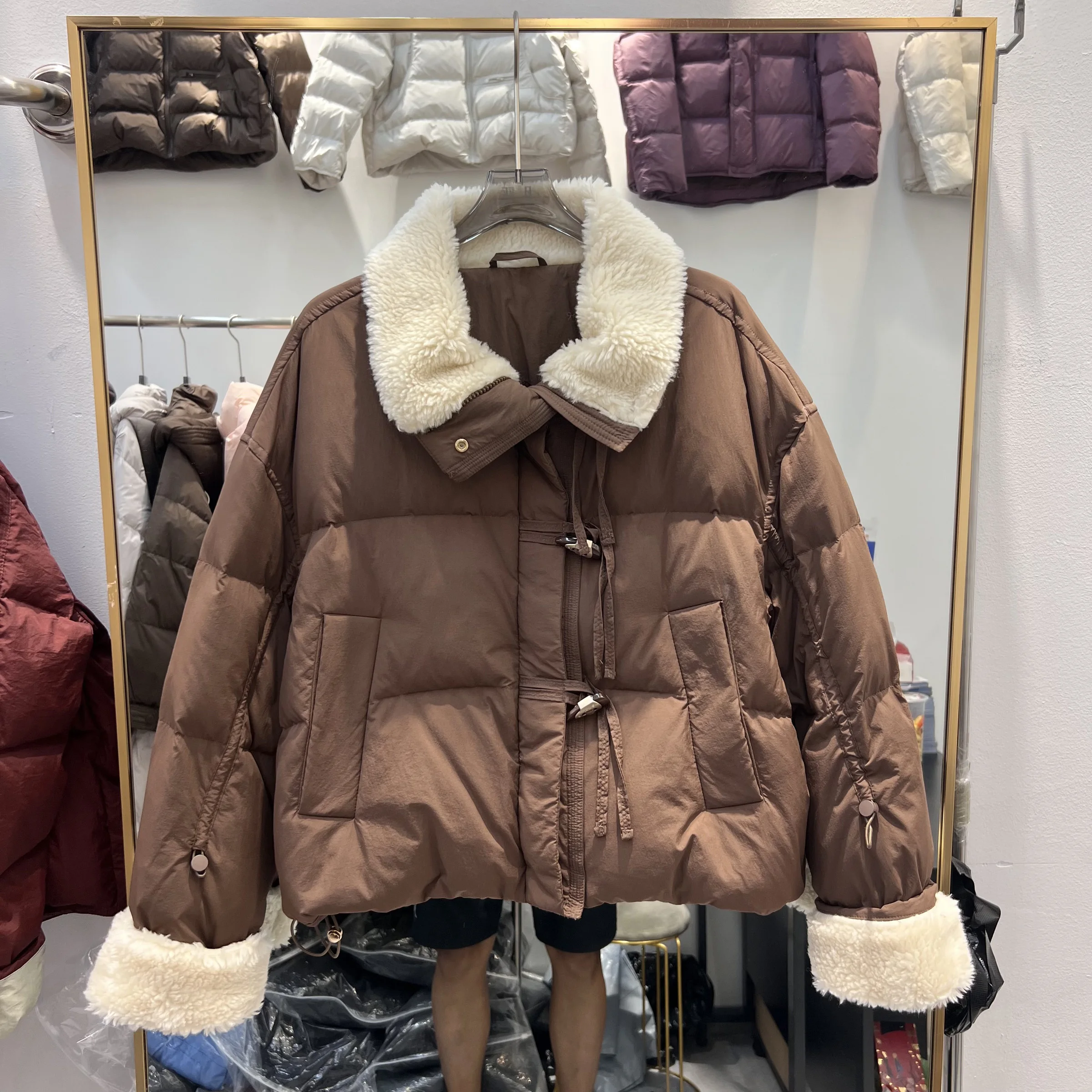 سترة بيضاء مبطنة من صوف الضأن على شكل قرن البقرة سترة سفلية للنساء مع صوف امبسوول فضفاض بياقة مقلوبة معطف شتوي قصير