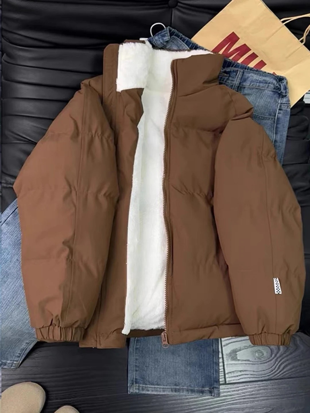 

Мужская зимняя утепленная короткая куртка-пуховик из бархатной ткани цвета кофейного чая с воротником-стойкой, на молнии, с длинными рукавами, стандартный крой