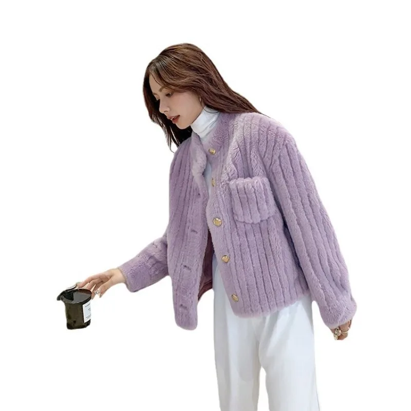 Kleiner Stehkragen aus Lammwollfell, ein Lammfellmantel, kurzer junger Mantel