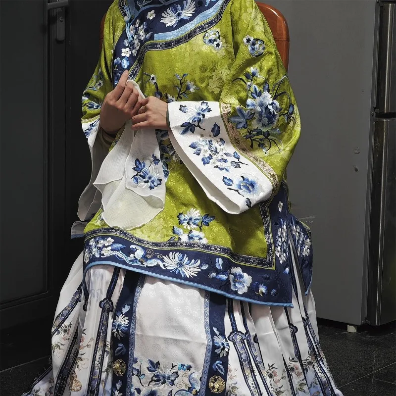 qing-et-han-ameliorent-l'impression-de-la-tenue-plissee-a-changement-progressif-en-une-seule-piece-motif-quadrille-pour-le-printemps-et-l'ete