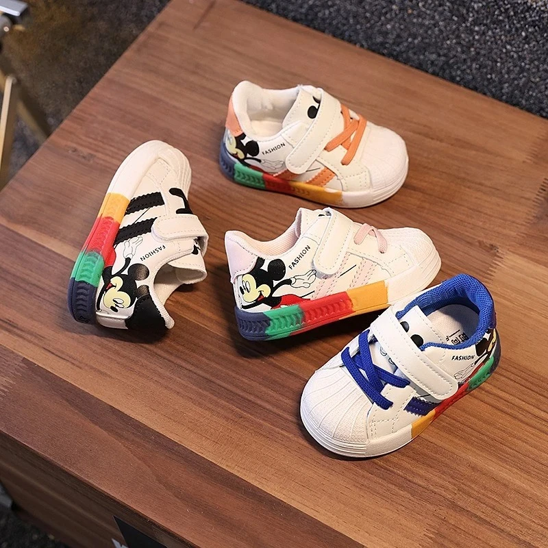 Buty sportowe dla niemowląt 2025, rozmiar 1-3 lata, unisex, oddychające, z miękką podeszwą antypoślizgową, białe, pierwsze buty do chodzenia dla maluchów.