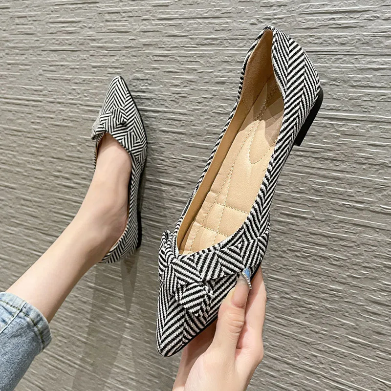 2024 Fashion Flats for Women scarpe singole scarpe a punta eleganti scarpe da donna da ufficio Stripe Brand ballerine Plus Size 41 A4600