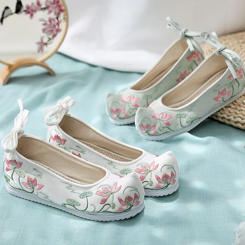 

2026 Women's White/Green Lotus Embroidery Hanfu Shoes Slanted-Toe Slip-On Flats Inner Heel Traditional Cosplay Shoes Q-804