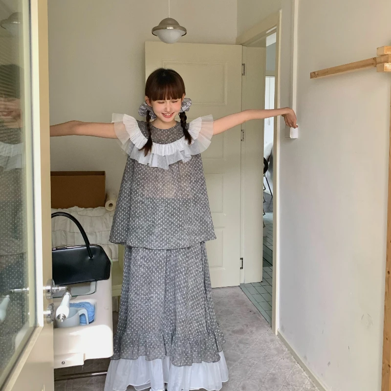ชุดเซ็ตกระโปรงยาวลายจุดสีเทาสไตล์วินเทจ แต่งระบายผ้าลูกไม้หลายชั้น แขนระบายสวยหวานสำหรับผู้หญิง คอลเลคชั่นใหม่ปี 2025