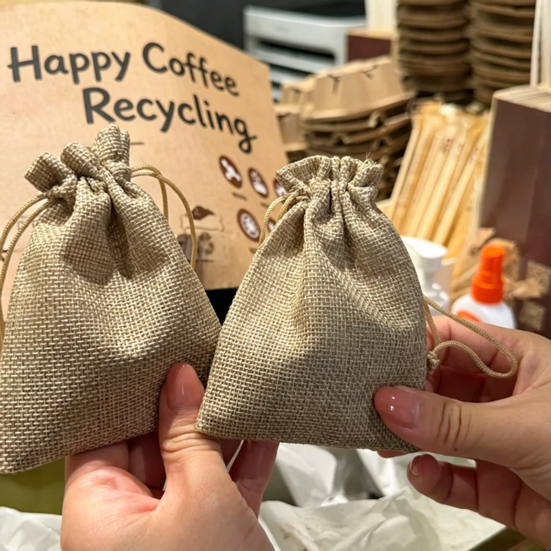 50 sacs en toile de jute naturelle avec cordon de serrage, mini-sacs en lin pour bijoux, bracelets, colliers, cadeaux, emballage DIY, vente en gros