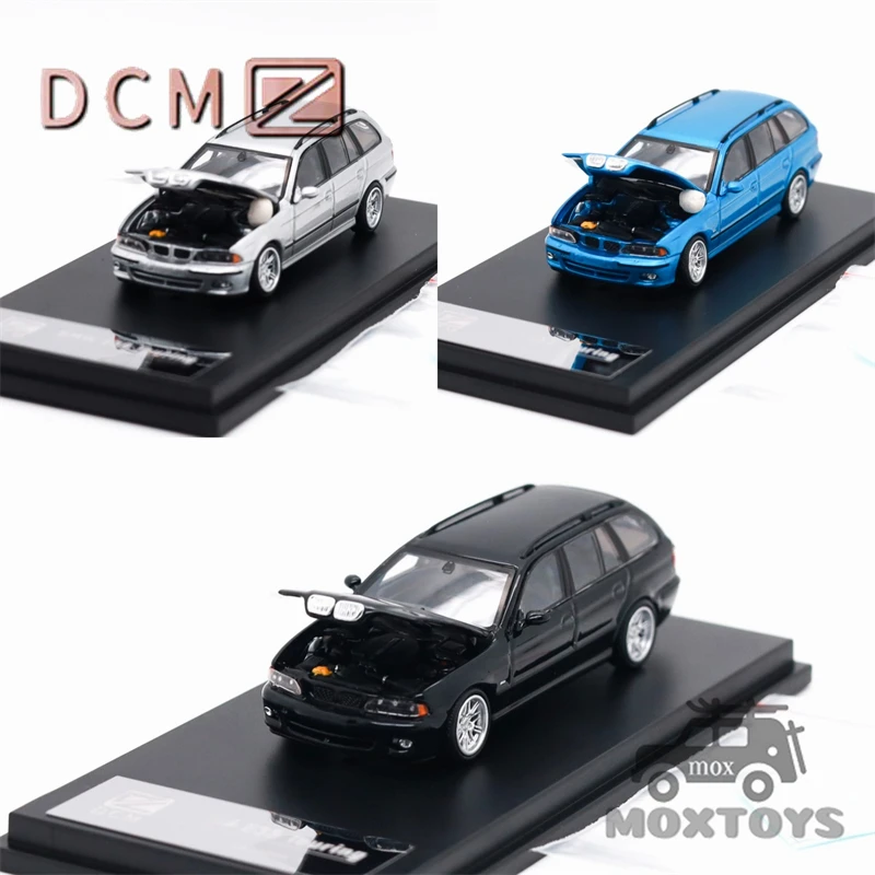 DCM 1:64 E39 Wagon Argento / Blu metallizzato / Nero Limited500 Diecast Modello di veicolo da collezione