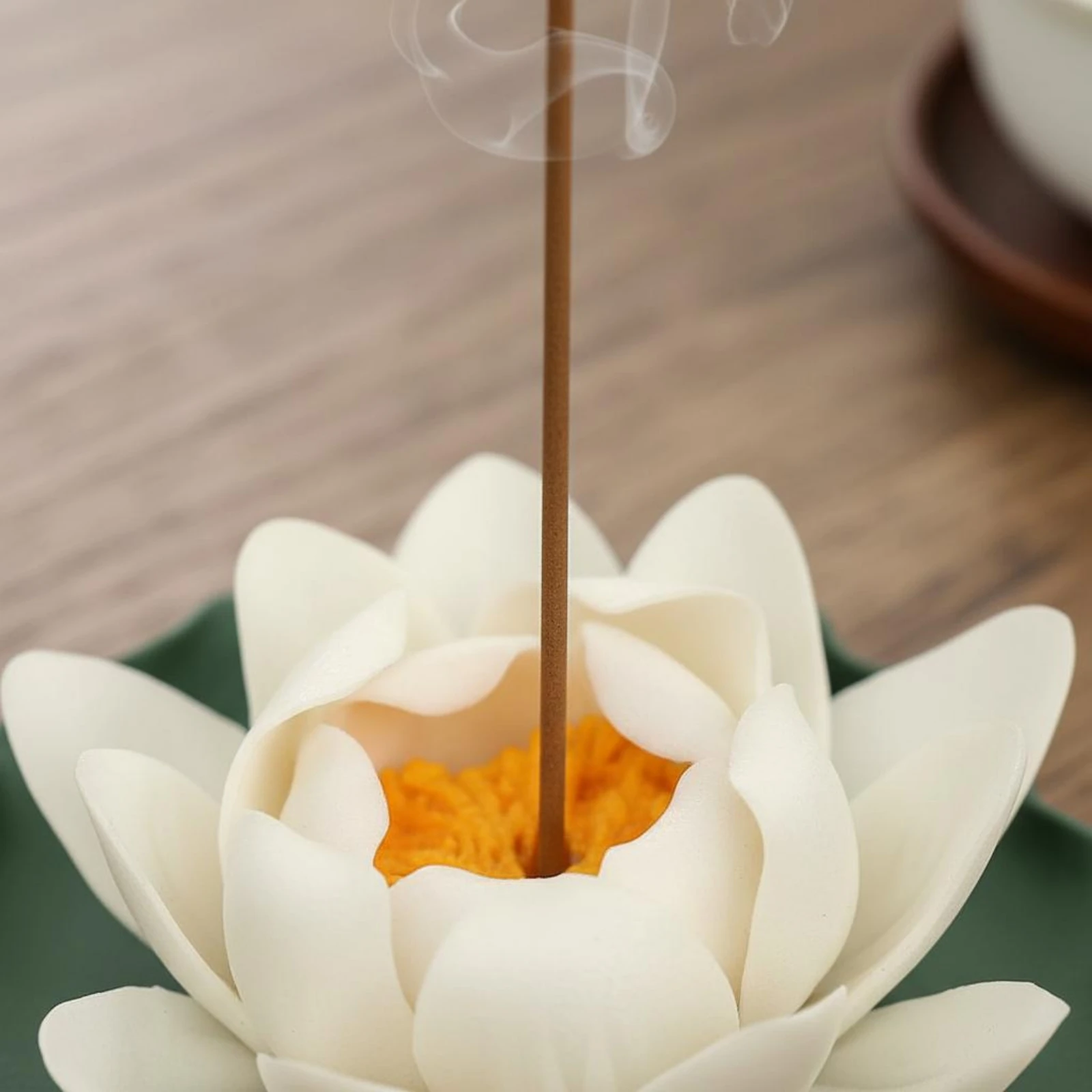 Ceramic Lotus Fragrance Holder Chinese Design Lotus Flower Fragrance Burner House Decoration for Meditation Practitioners