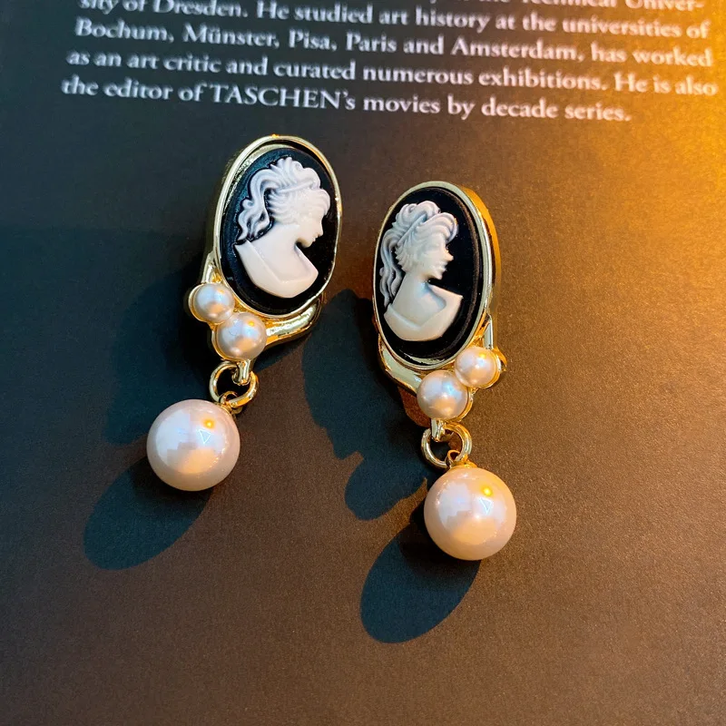 Vintage Exquiste Baroque Portrait Relief Pearl Pendant Earrings Jewerly For Women Lady Retro Palace Drop Earring Accessories